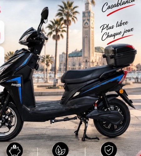 Scooter électrique noir dans les rues de Casablanca
